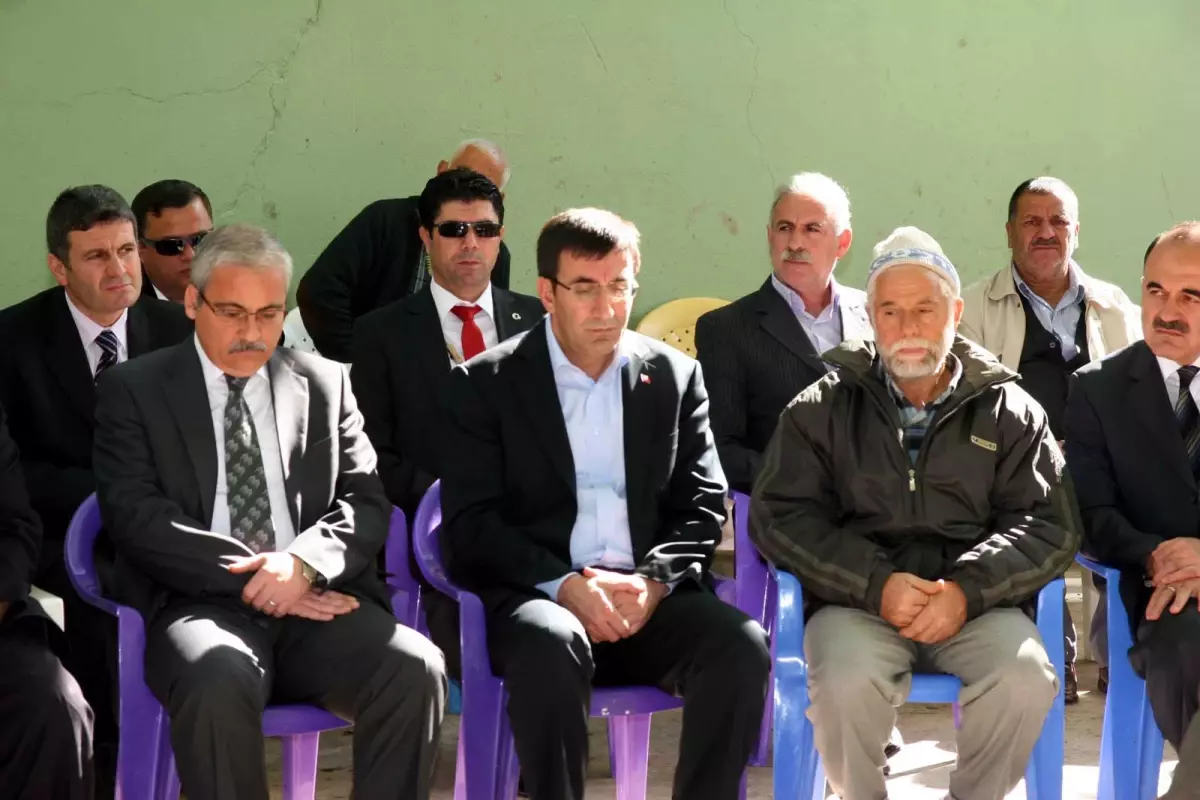 Bakan Yılmaz\'dan Şehit Ailelerine Taziye Ziyareti