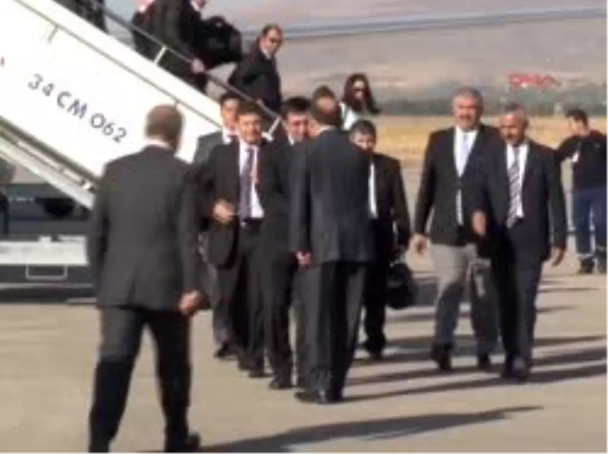 Bakan Yılmaz\'dan Şehit Ailelerine Taziye Ziyareti