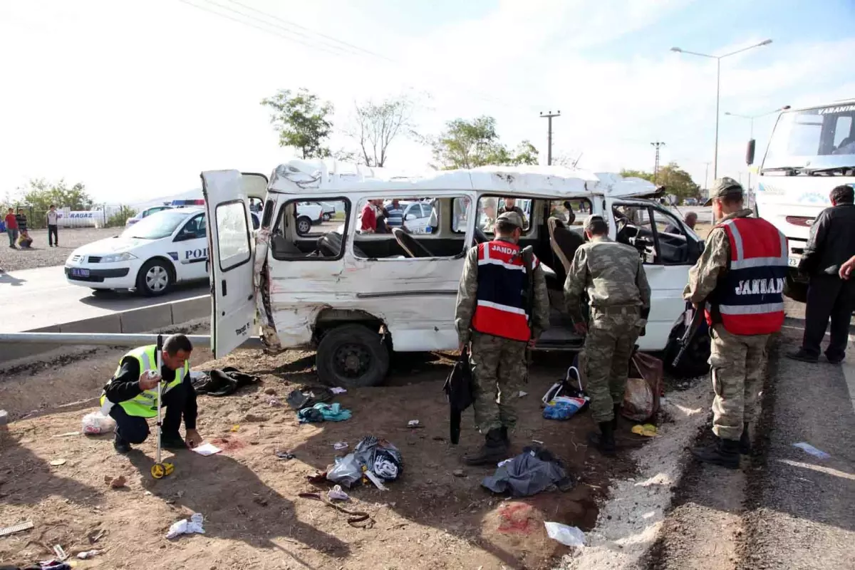 Minibüs Araç Çekicisi ile Çarpıştı: 1 Ölü, 17 Yaralı