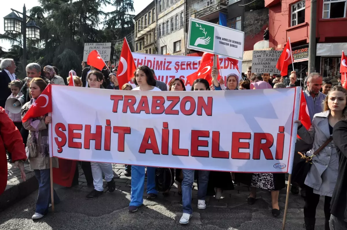 Trabzon\'da Şehitler İçin Yürüdüler