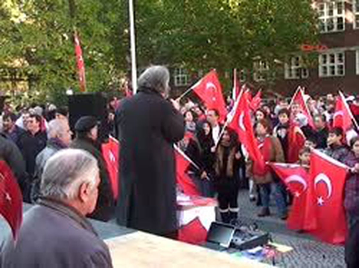 Berlin\'de Teröre Lanet Mitingi