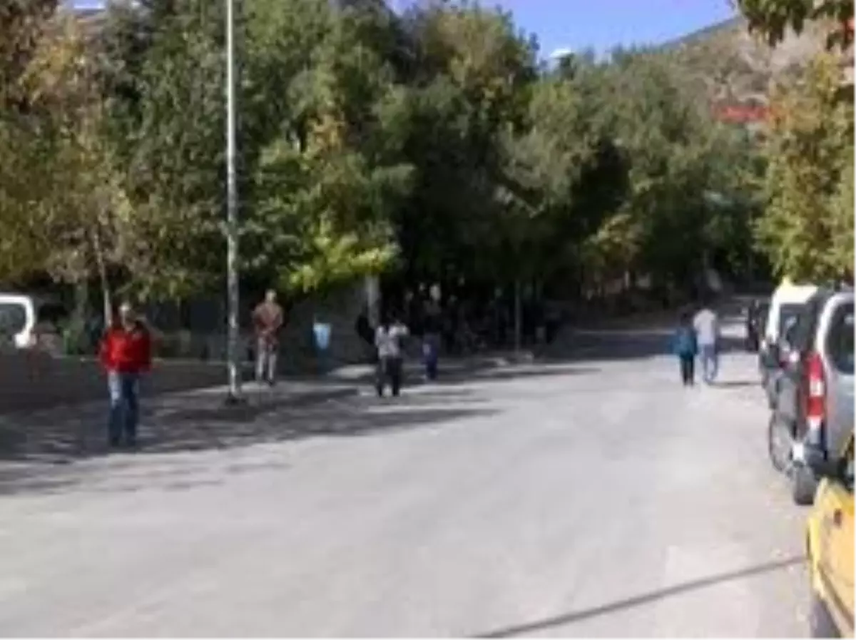 Deprem Tunceli\'de de Hissedildi Van\'daki 6.6 Büyüklüğündeki Deprem, Güneydoğu\'da Panik Yarattı