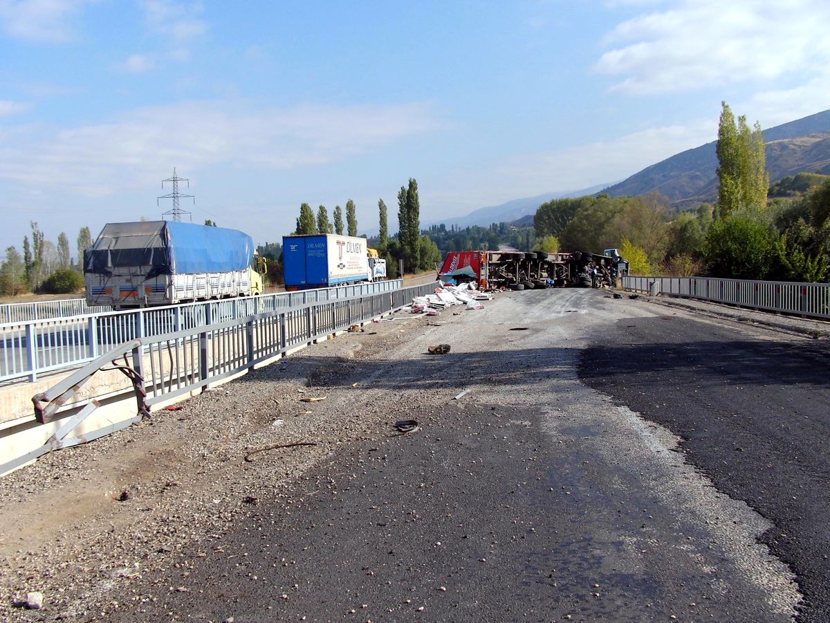 Devrilen Tır Yolu Kapattı