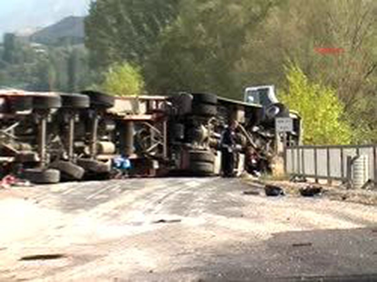 Devrilen TIR Yolu Kapattı