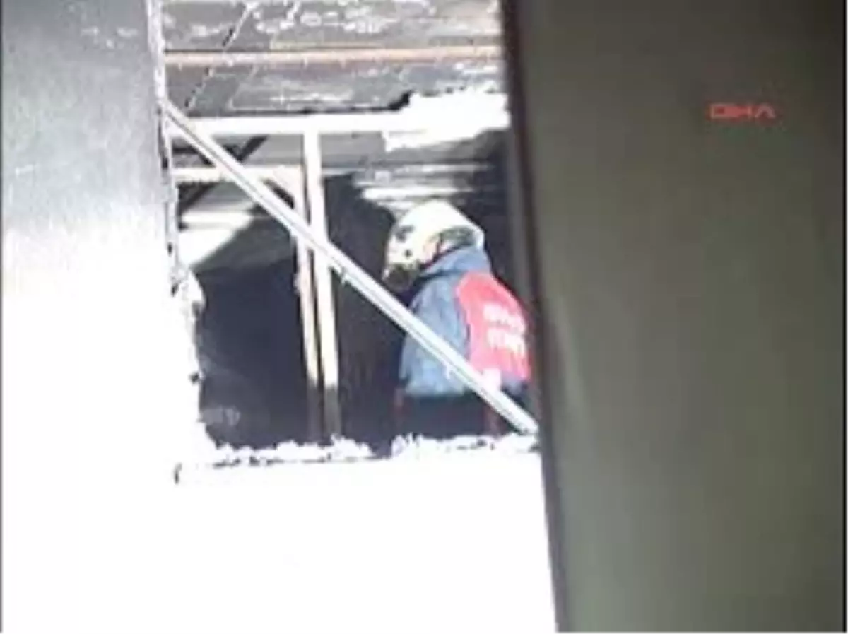 Karoser Atölyesinde Çıkan Yangında 1 Kişi Öldü Esenyurt Fatih Sultan Mehmet Sanayi Sitesi\'ndeki Karoser Atölyesinde Henüz Belirlenemeyen Bir Nedenle Çıkan Yangında Türkmenistan Uyruklu Bir Kişi Hayatını Kaybetti.