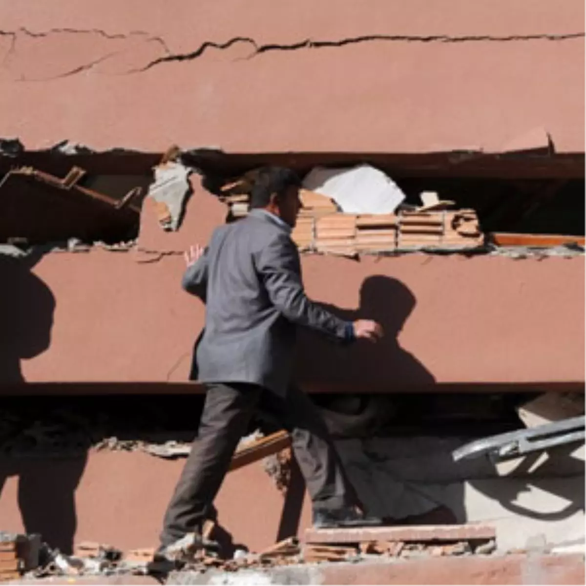 Anadolu Sigorta Van Depremi İçin Özel İhbar Hattı Açtı