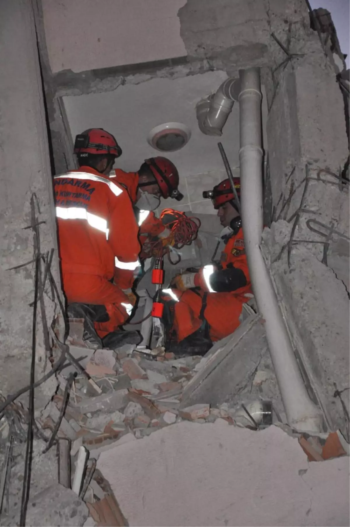 Depremden 17 Saat Sonra Kurtarıldı