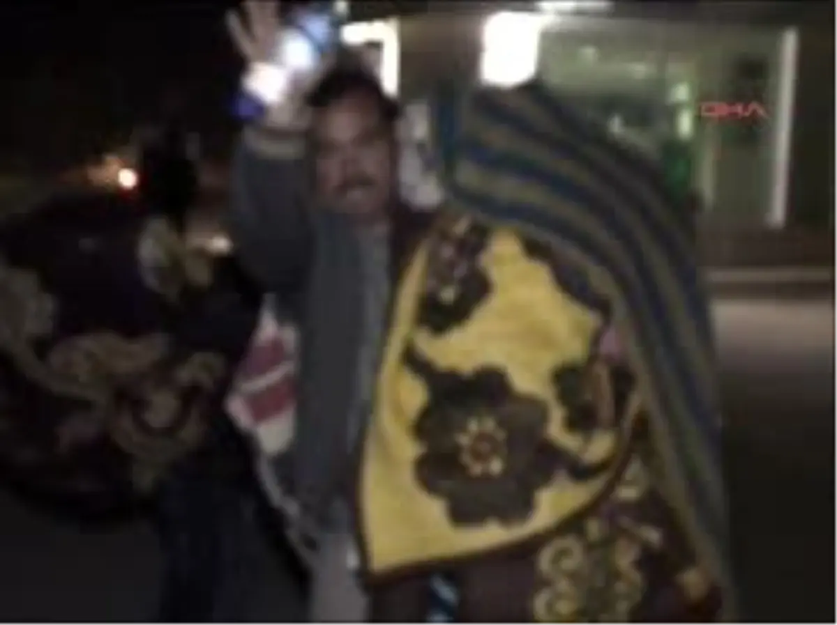 Depremden Saatler Sonra Enkaz Altından Sağ Çıktılar