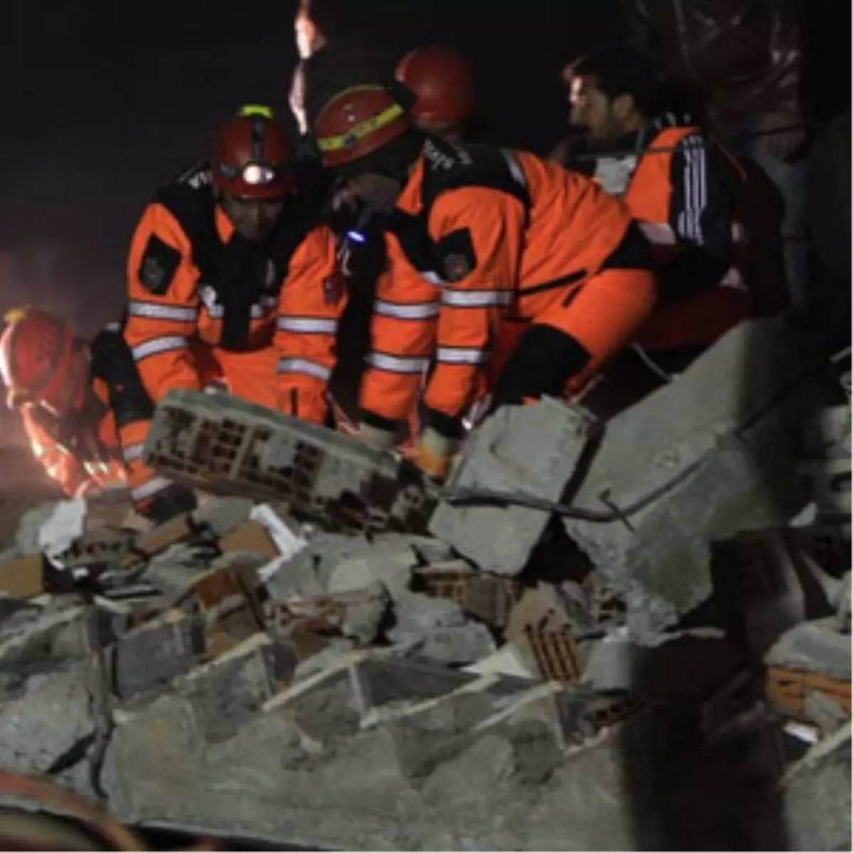 Depremin Vurduğu Van\'da Enkaz Kalktıkça Ölü Sayısı Artıyor (3)