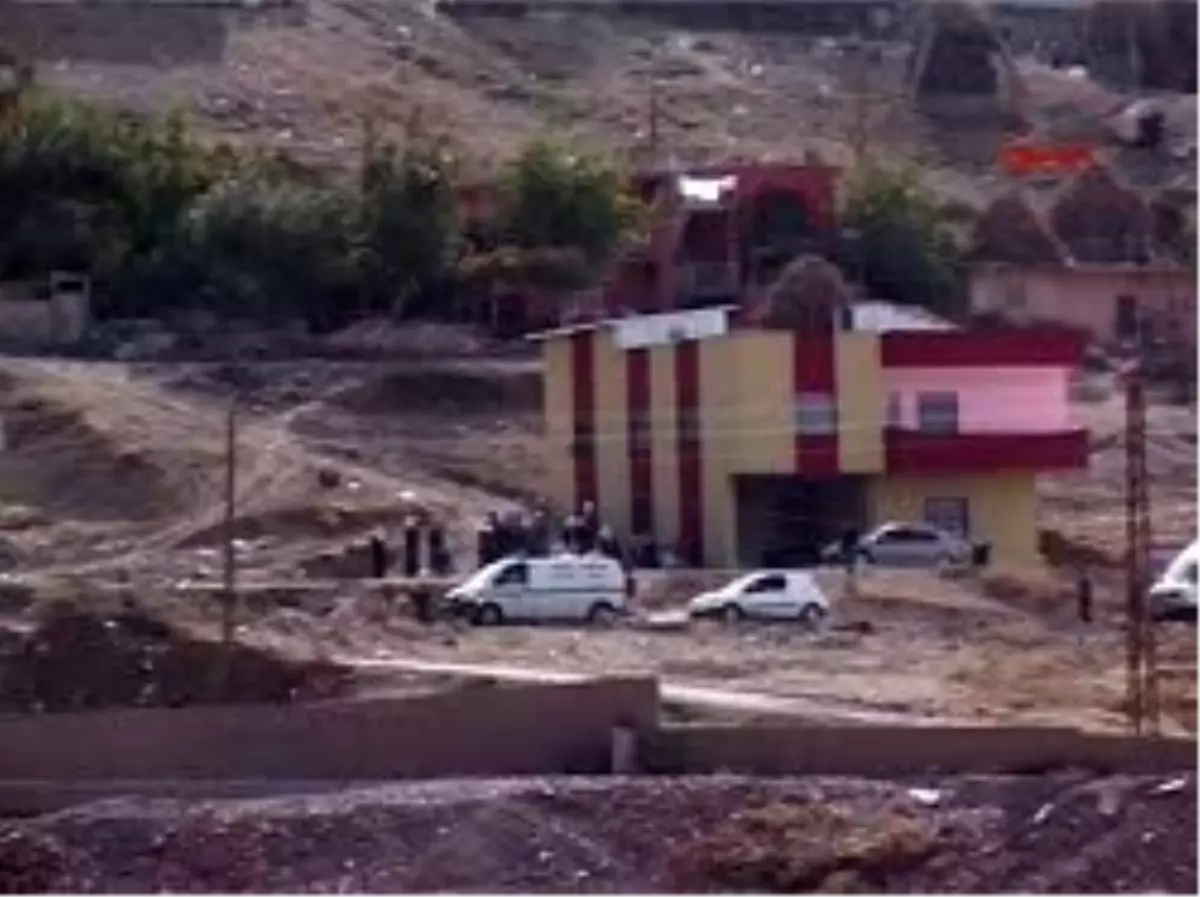 Erciş\'te Depremde El Ele Ölen İki Öğrenci Şırnak\'ta Yan Yana Toprağa Verildi