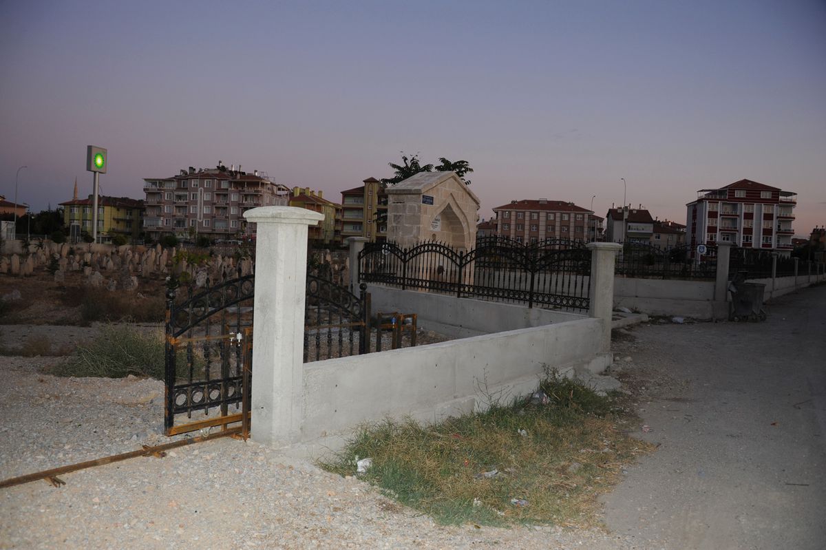 Hacı Celal Mezarlığı'nın Çevresi Düzenleniyor