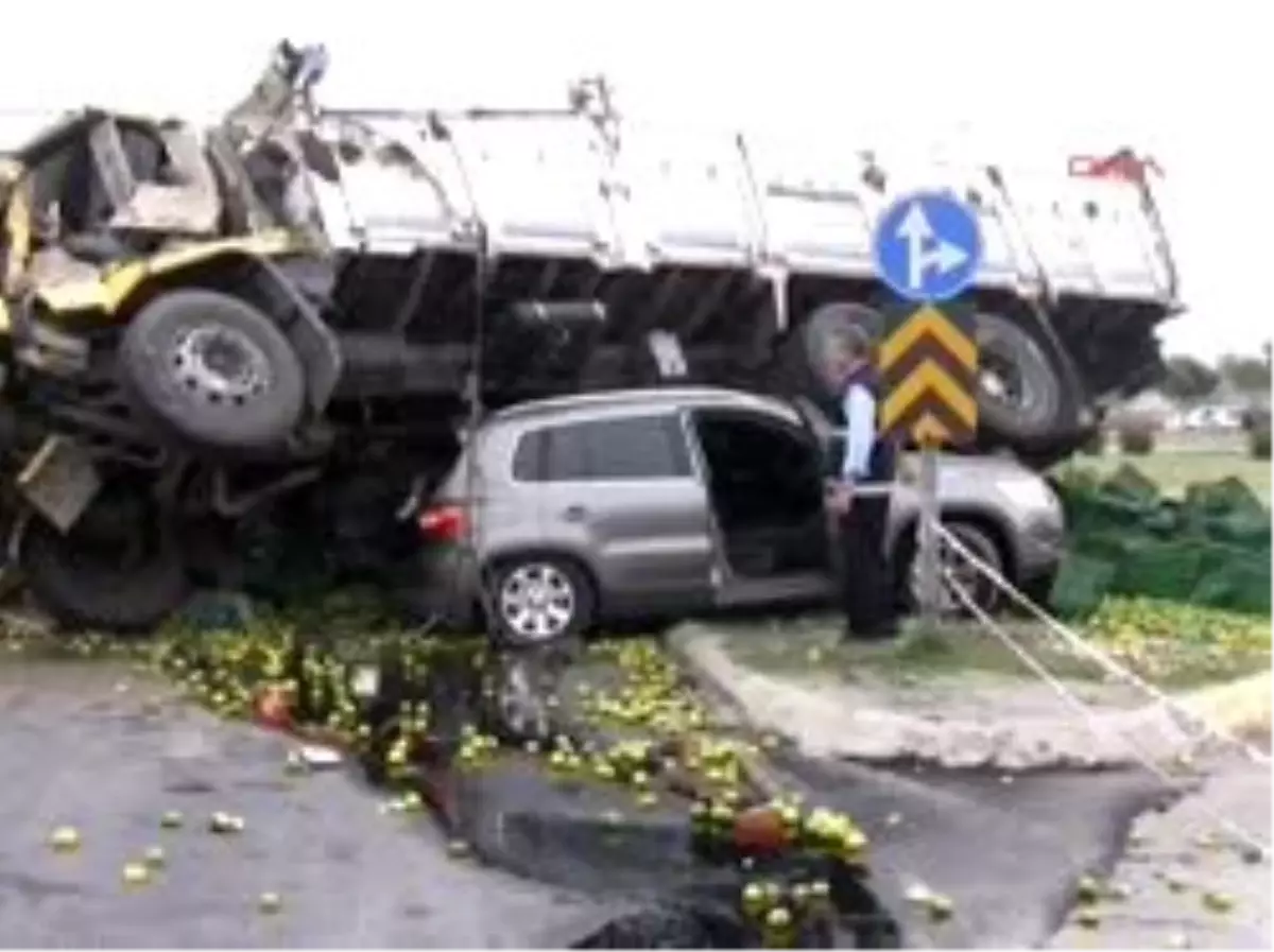 Kamyon Otomobilin Üzerine Çıktı 1 Ölü Adana\'nın Ceyhan İlçesinde Mandalina Yüklü Kamyon Kavşakta Kırmızı Işıkta Bekleyen Otomobilin Üzerine Çıktı. Feci Kazada Kamyonda Sıkışan Sürücüsü Mehmet Doğan Öldü.