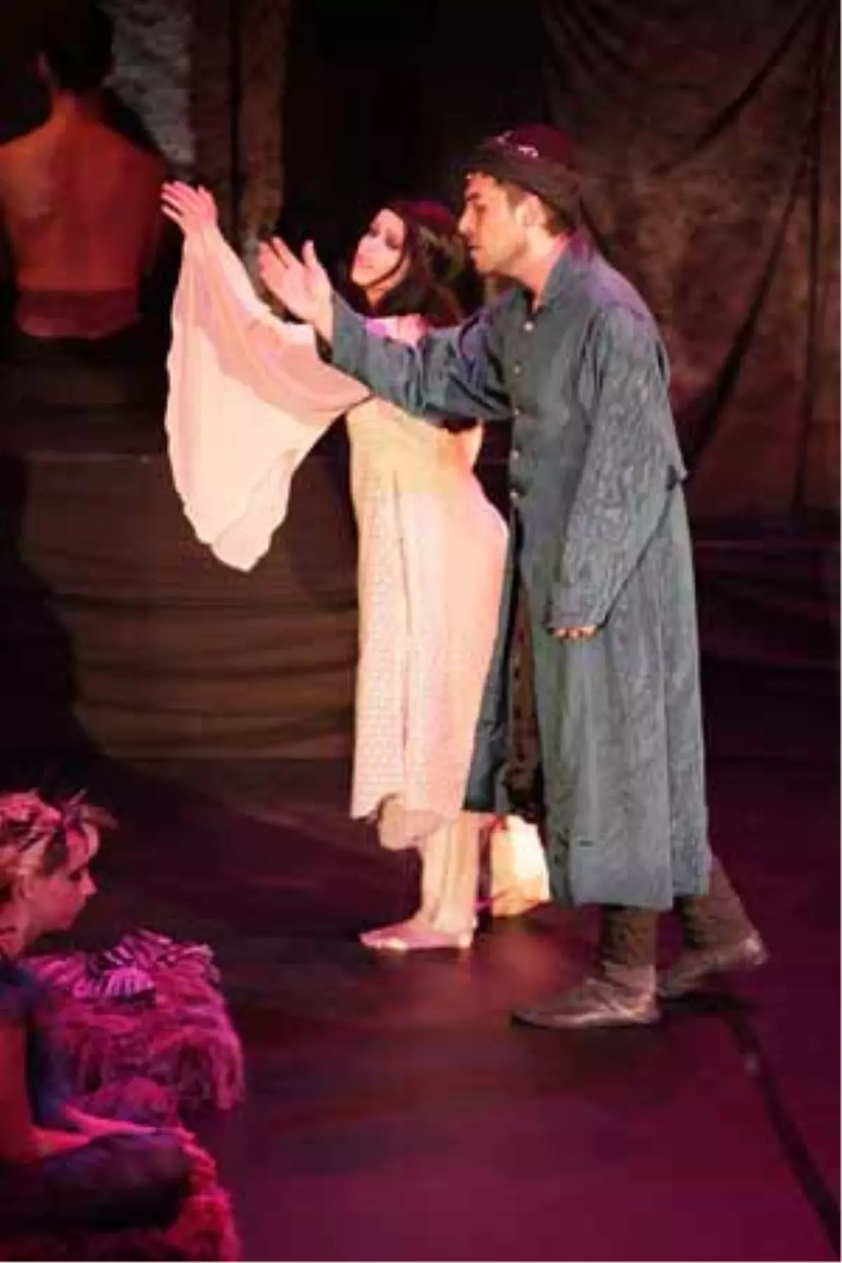 "Şems!.. Unutma!.." Sahnede