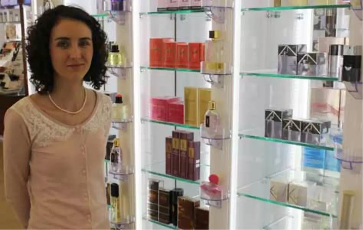 Tek Büyük Bayrağı "Sevil" Astı