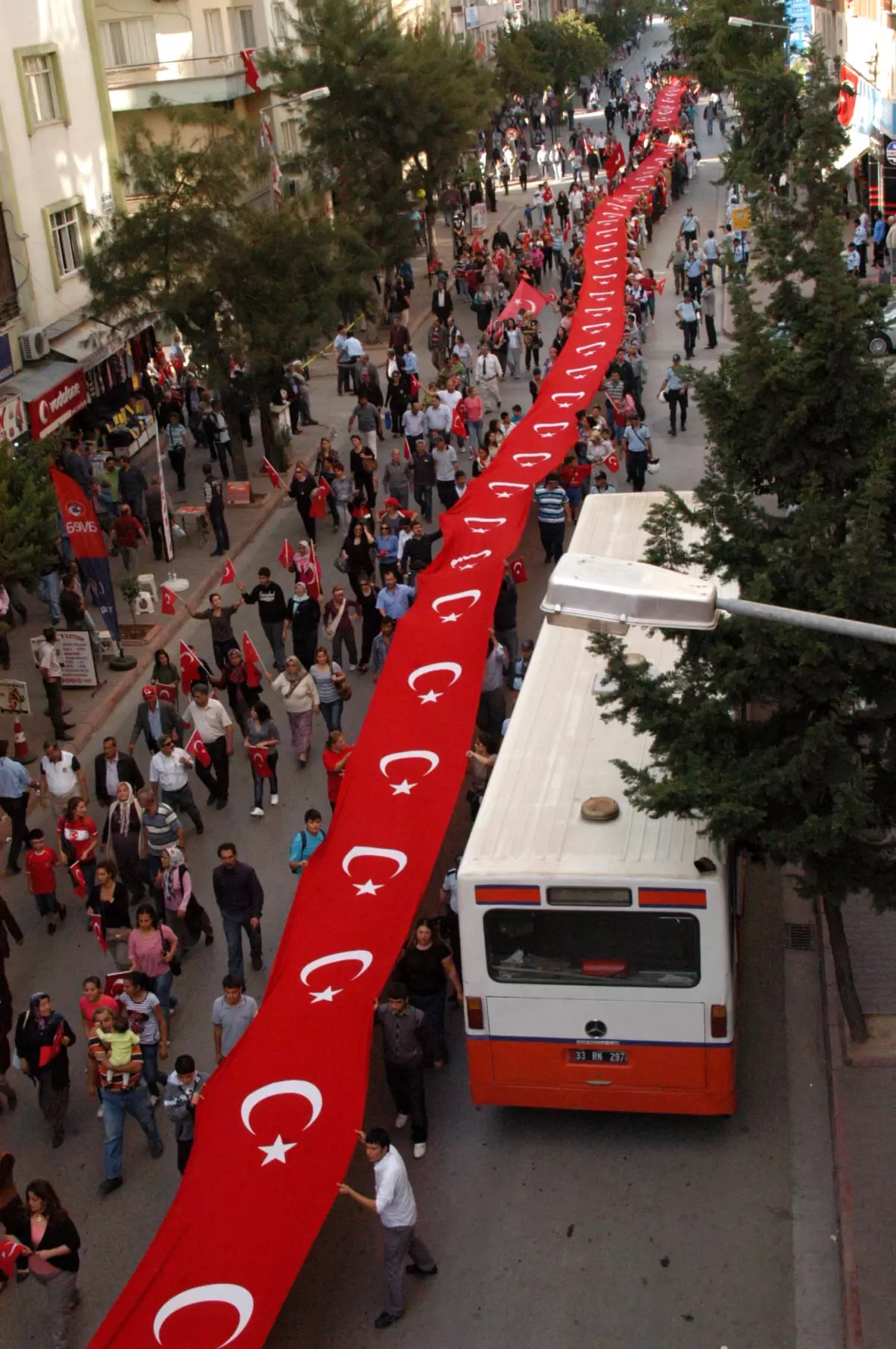 Mersin\'de Şehitler İçin 2 Bin 800 Metrelik Bayrak Açtılar