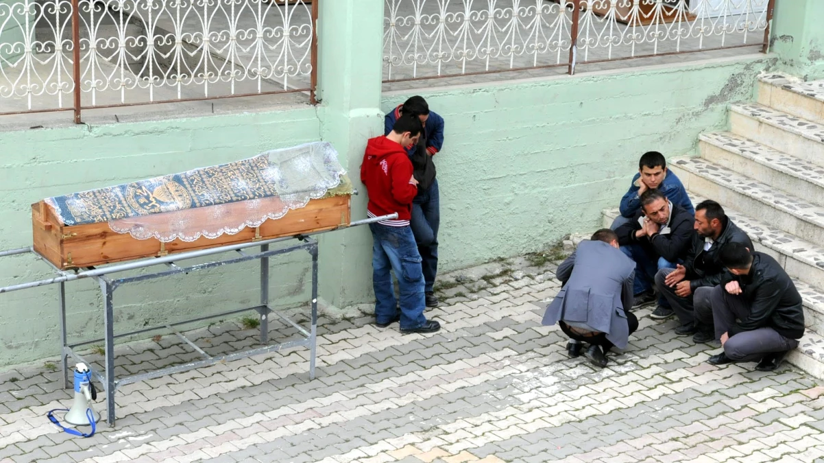 Van Depremi\'nde Ölen 52 Günlük Öğretmen Son Yolculuğuna Uğurlandı