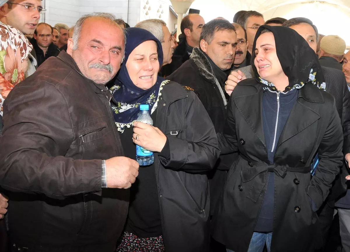 Deprem Kurbanı Öğretmen Çift Ankara\'da Toprağa Verildi