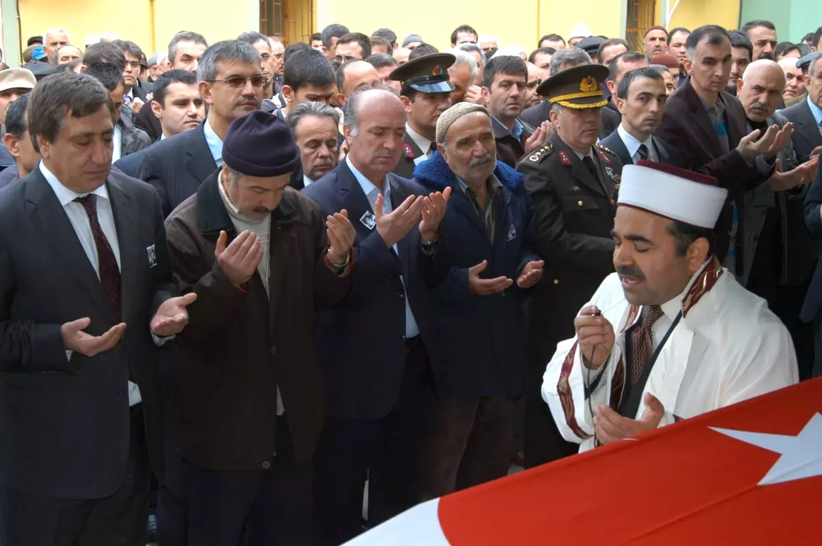 Depremde Ölen Öğretmen Askeri Törenle Toprağa Verildi