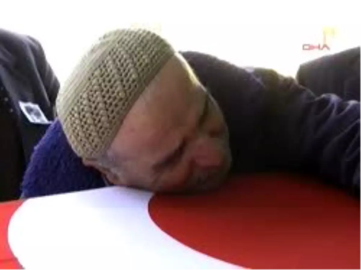 Depremde Ölen Öğretmen Askeri Törenle Toprağa Verildi