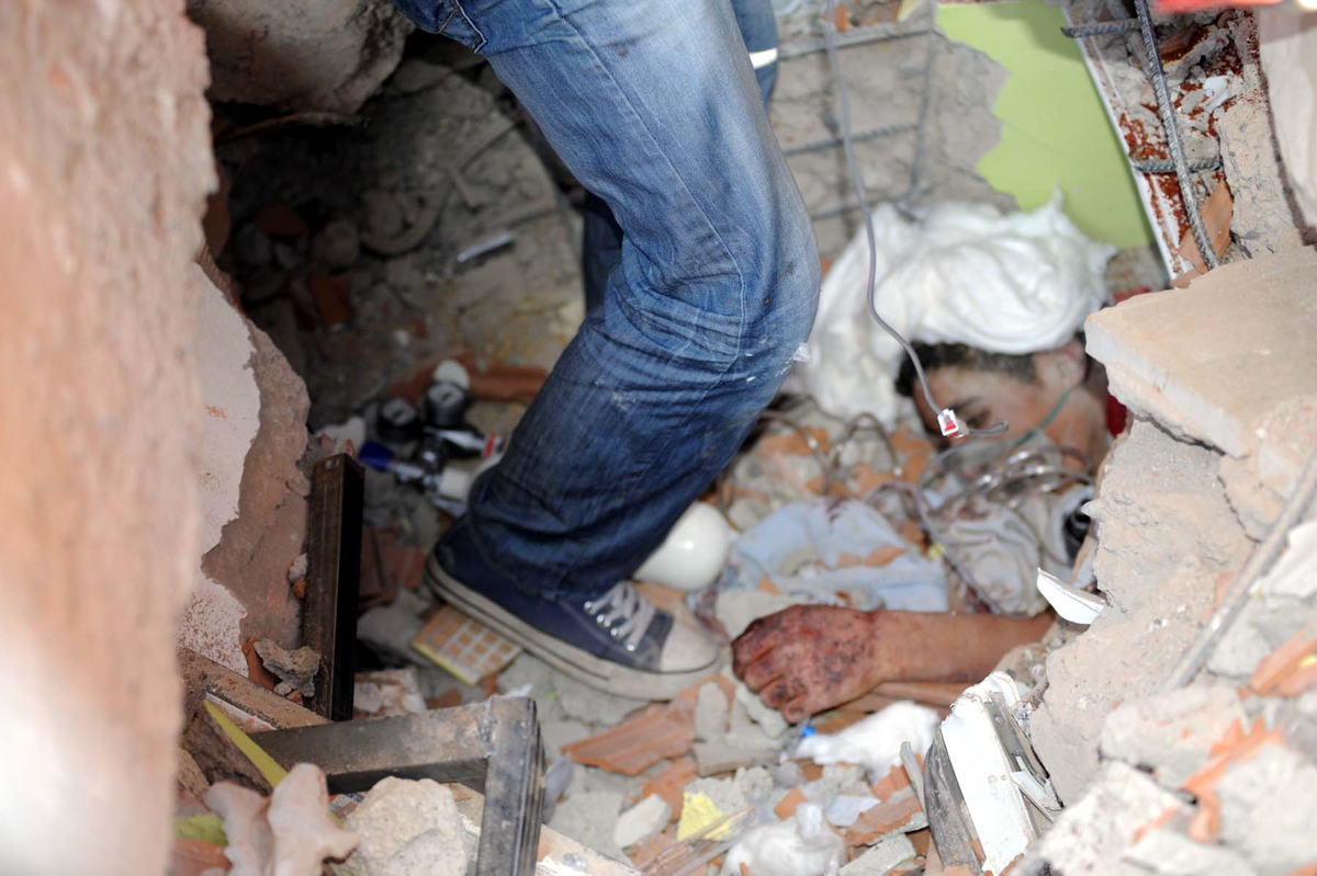 Diyarbakır Ekibi, Erciş'te 2 Kuzeni Kurtardı