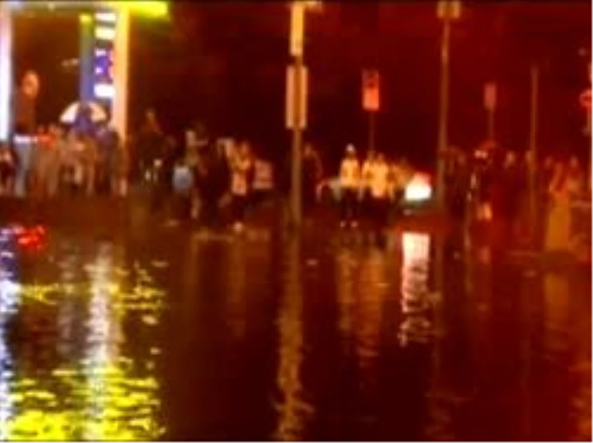 Dublin\'e 1 Aylık Yağmur 1 Gecede Düştü: 2 Ölü