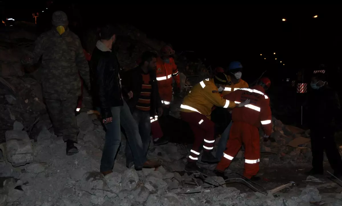 Gece Yarısı 1 Km\'lik Çadır Kuyruğu