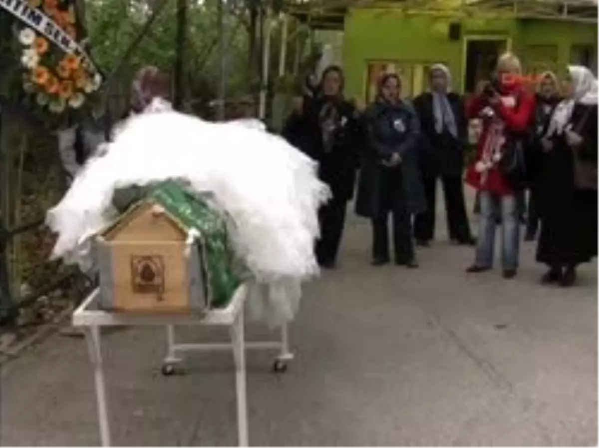 Esra Öğretmen Gözyaşları İçinde Toprağa Verildi