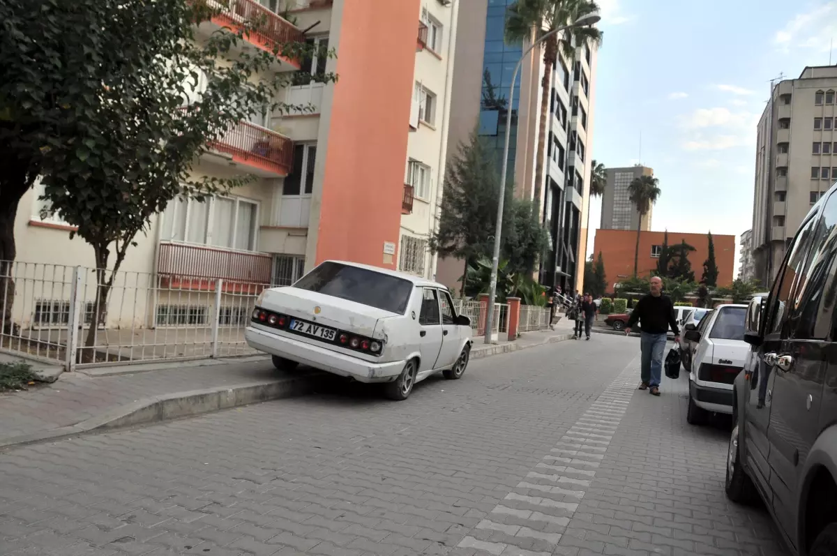 Lojmanlar Önüne Park Edilen Otomobil Bomba Paniğine Neden Oldu