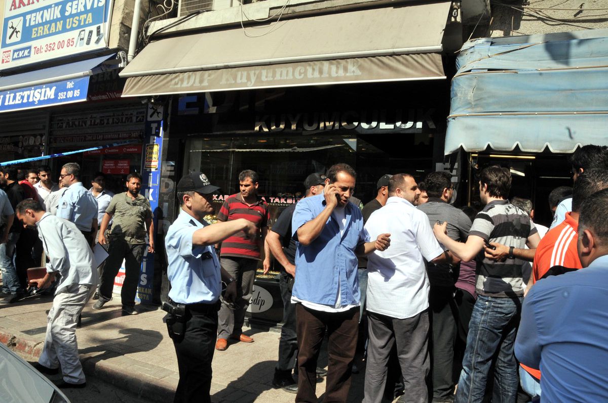 Satmak İstediği Tabancayla Kuyumcunun Ölümüne Neden Olan Polise 7,5 Yıl