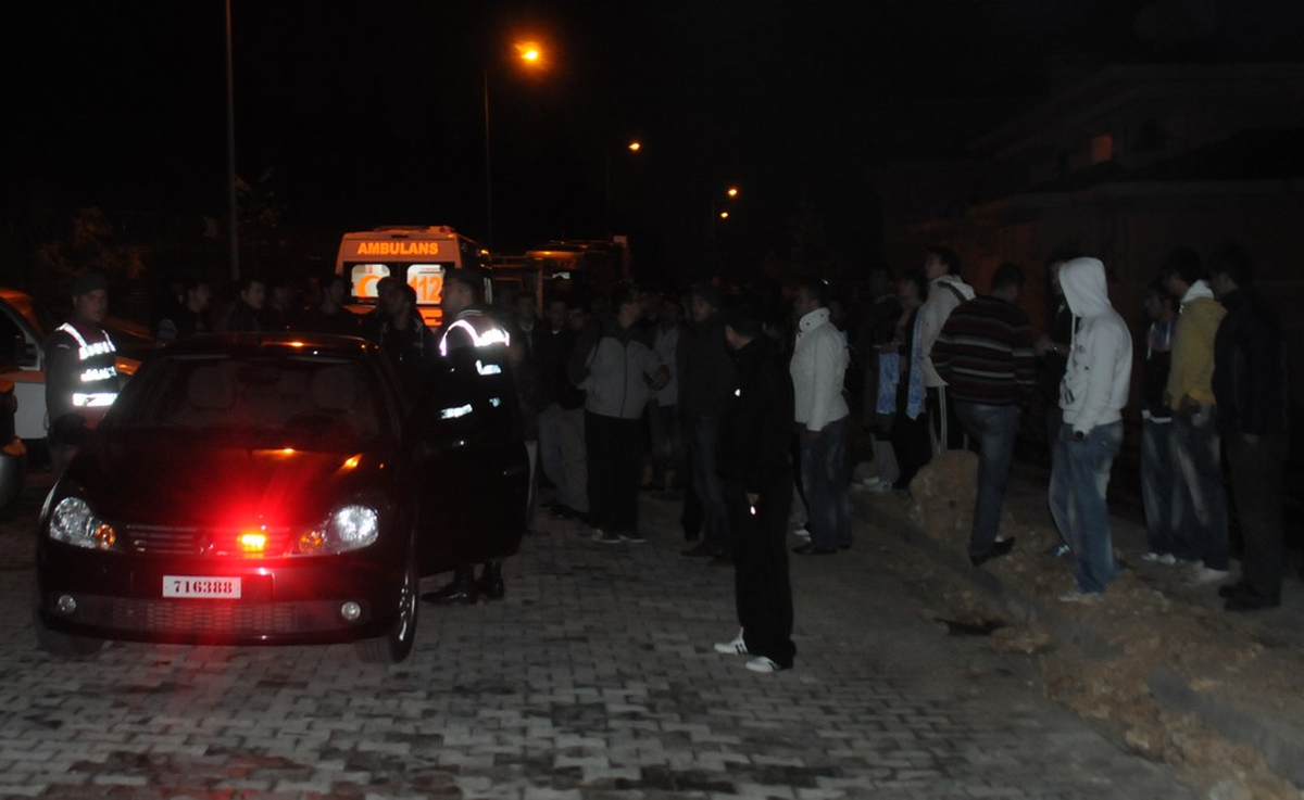 Uçuruma Yuvarlanan Otomobile Askeri Helikopterle Ulaşıldı: 2 Ölü, 1 Yaralı