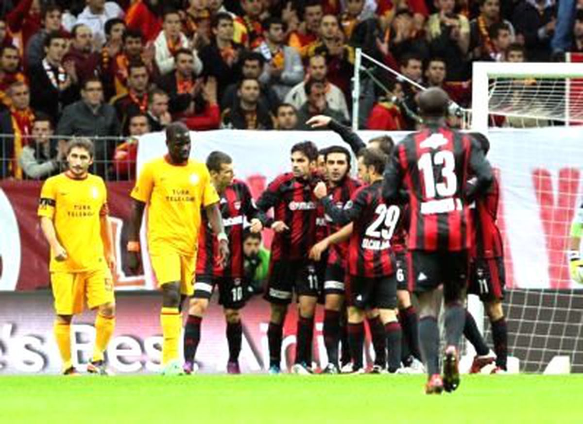 Galatasaray İlk Mağlubiyetini Aldı