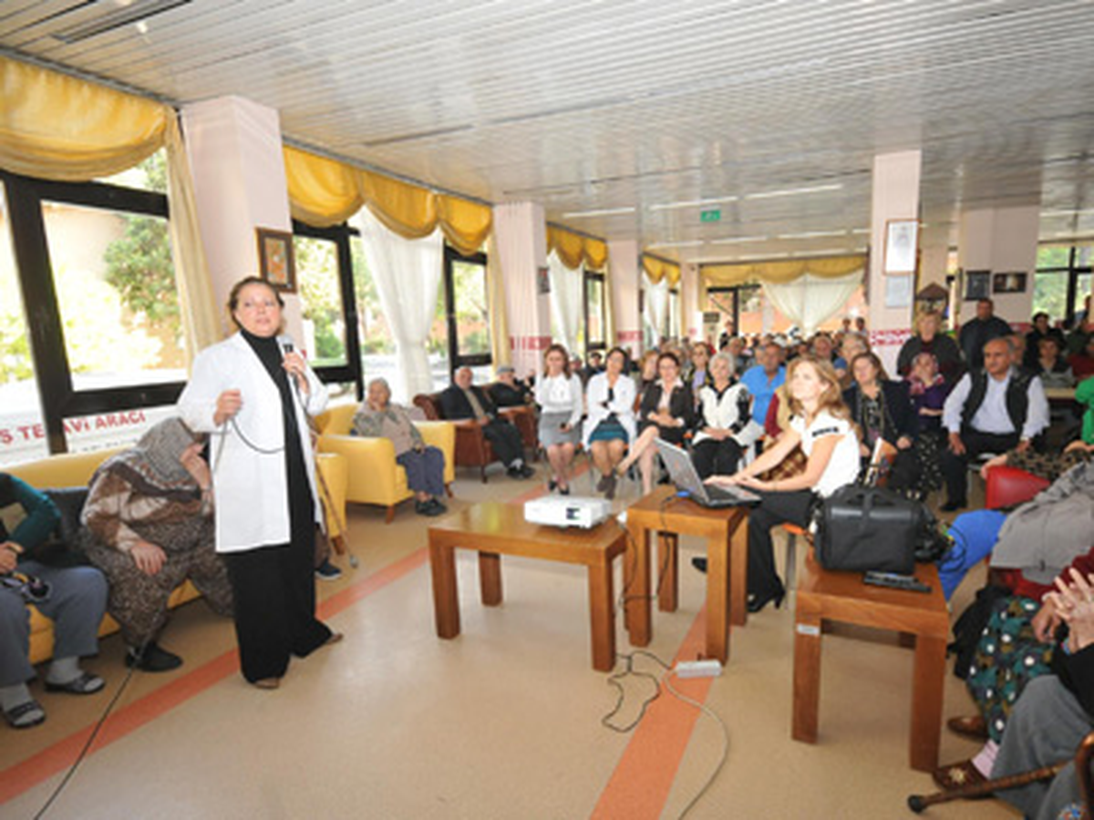 Huzurevi Sakinlerine 'Diş Brifingi'