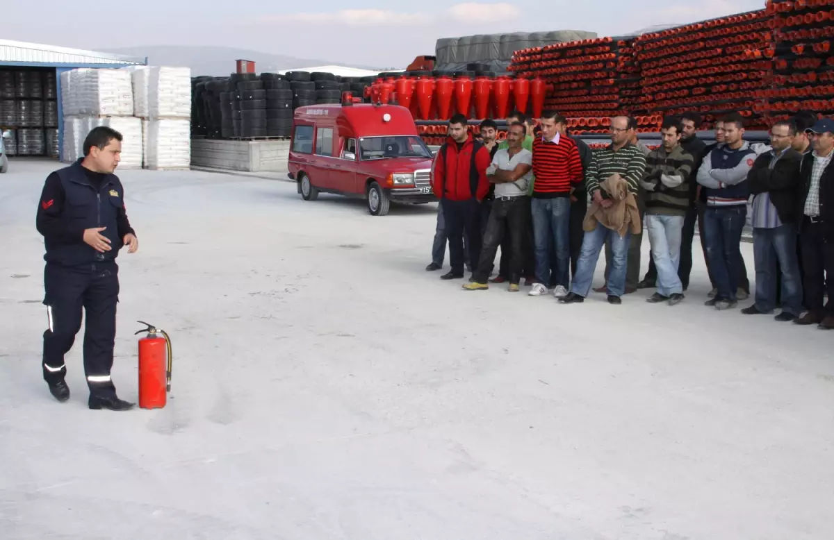 İtfaiye Müdürlüğü Yangın Eğitimlerine Devam Ediyor