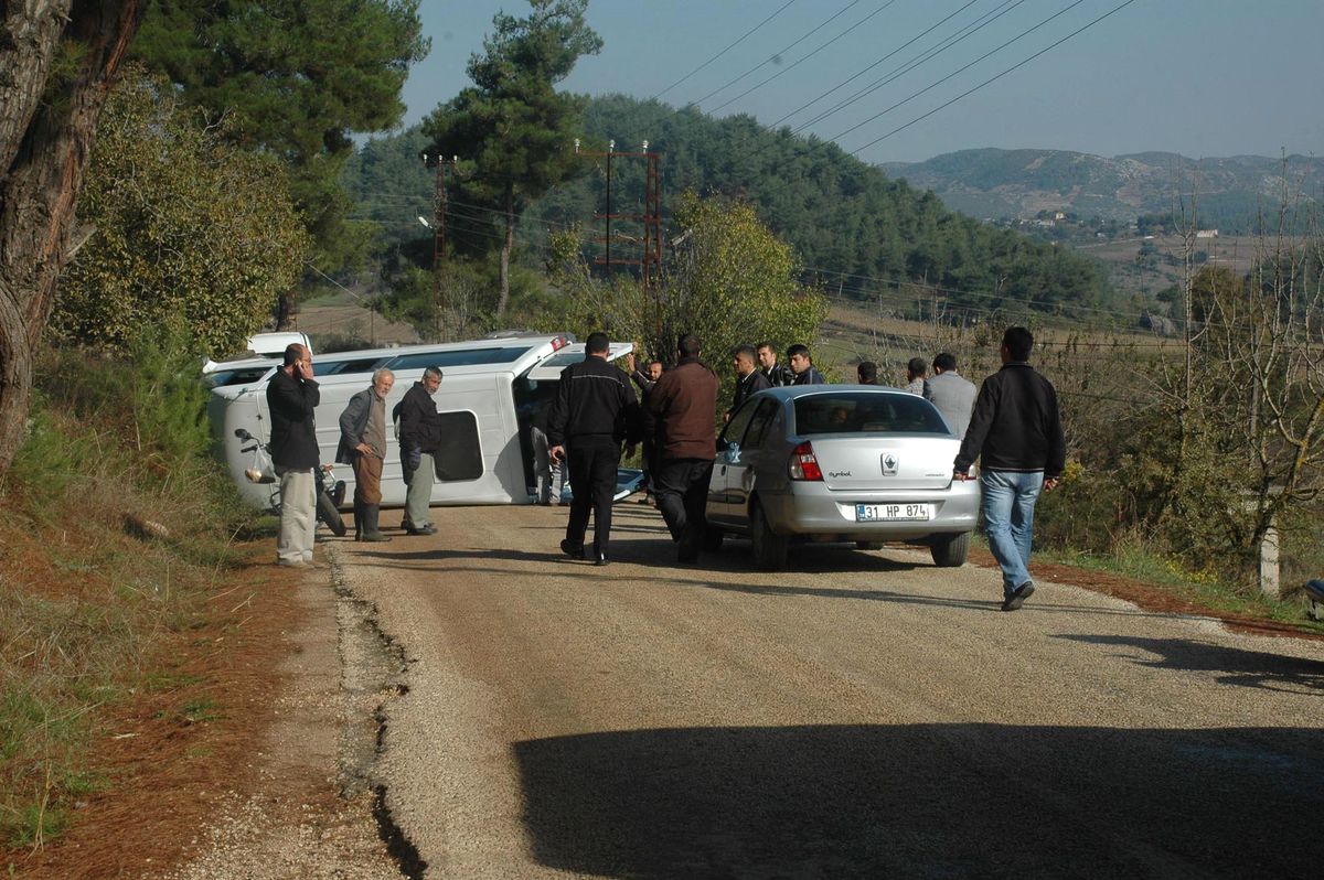 Minibüs Devrildi 6 Polis Yaralandı
