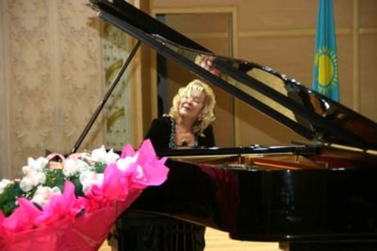 Piyanist Onay Astana'da Konser Verdi