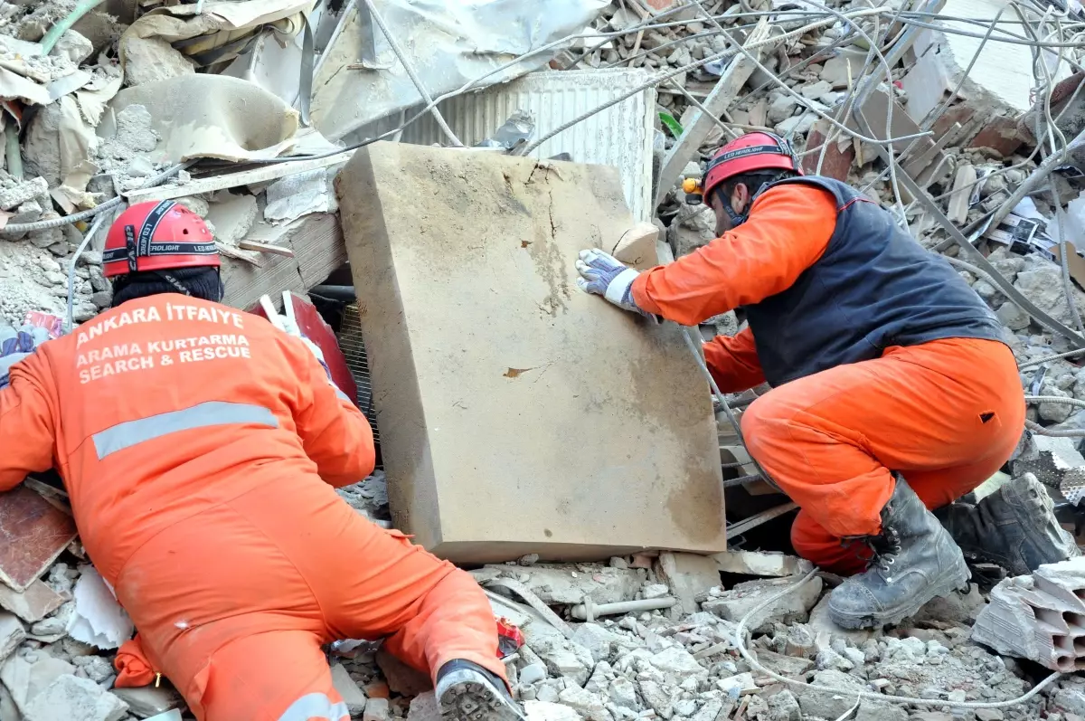 120 Saat Sonra Enkazdan Papağan Çıktı