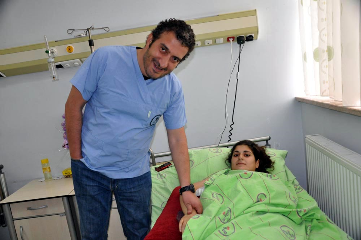 Depremde Bile Ameliyattaki Hastasını Yalnız Bırakmadı