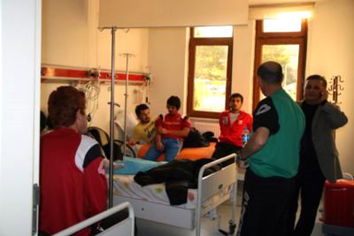 Kastamonusporlu Futbolcular Yemekten Zehirlendi