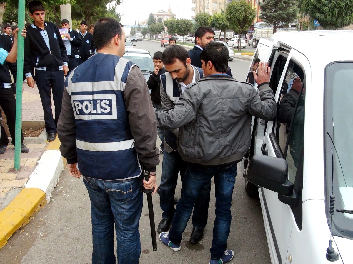 Öğrencilerin 'omuz Atma' Kavgası: 5 Gözaltı