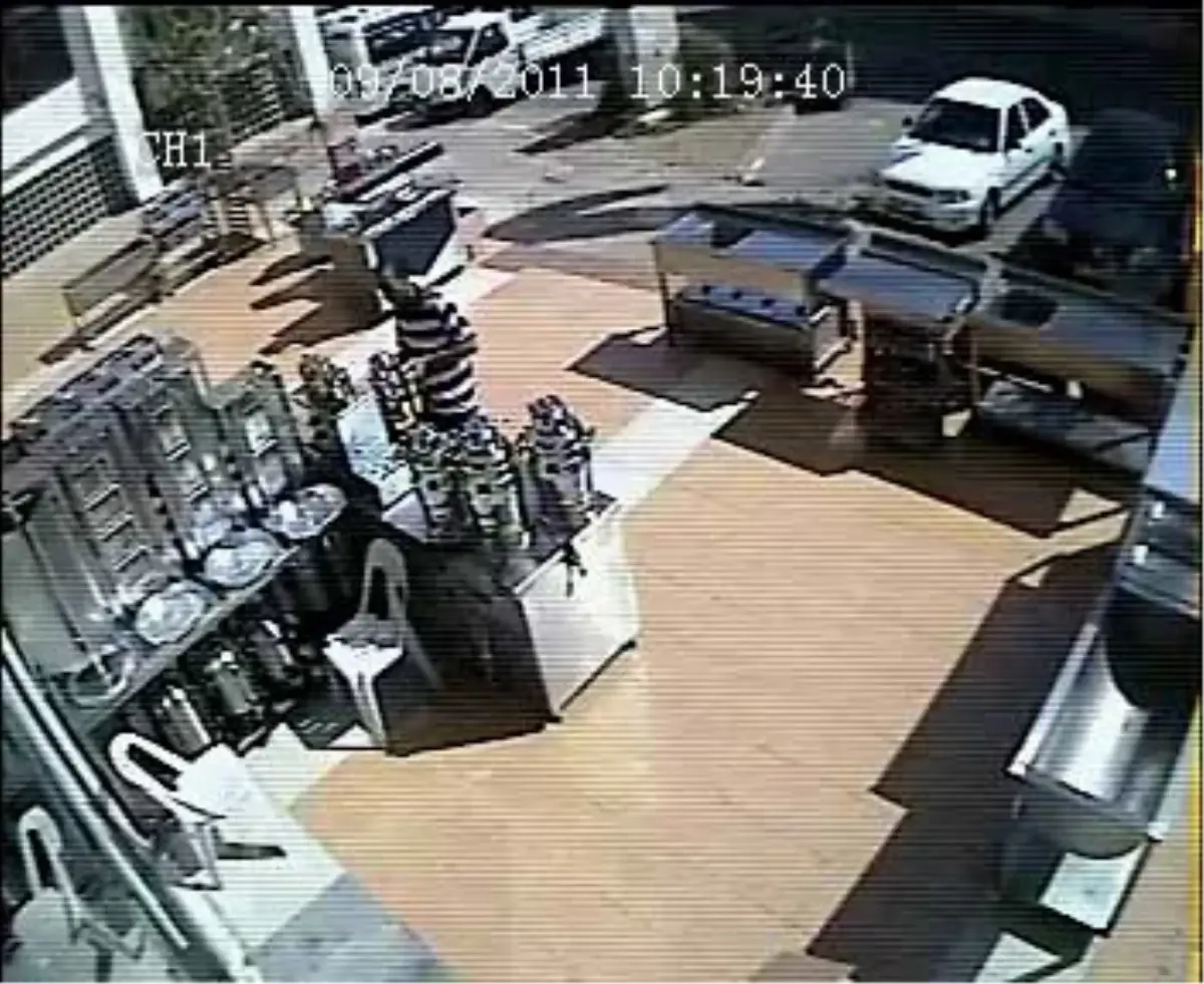 Apartmanın Demir Kapısını Söküp Çaldı