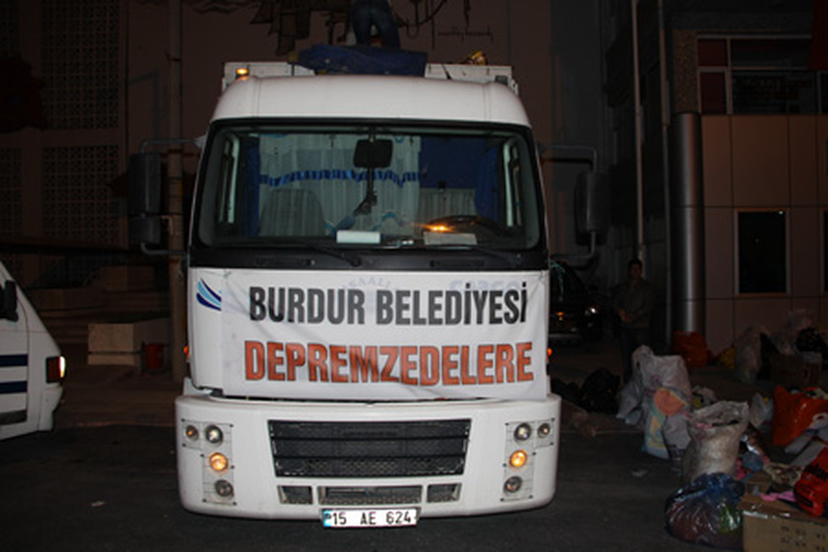 Burdur Belediyesi'nden Van'a Yardım