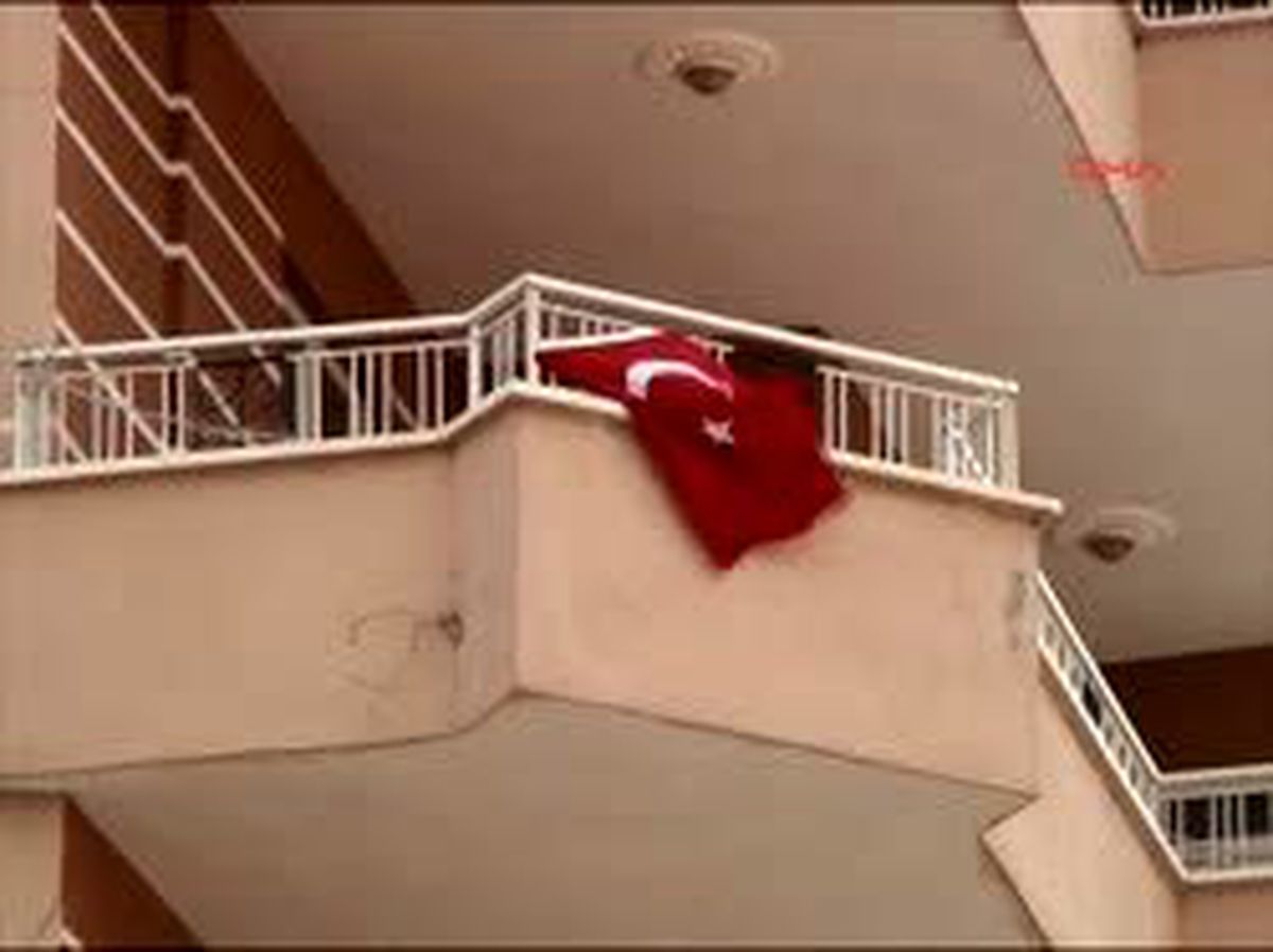 Depremzedeler, Hasarlı Evlerinin Balkonlarına Türk Bayrağı Astı