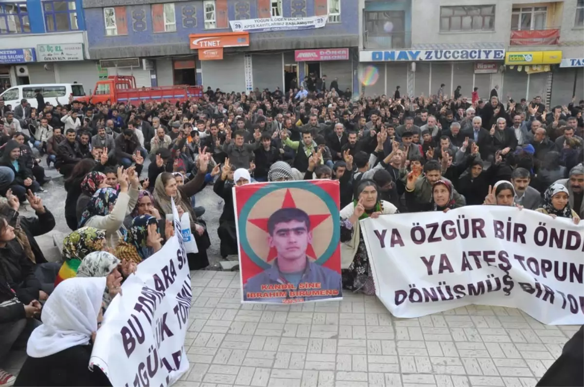 Hakkari\'de BDP\'lilerden Oturma Eylemi