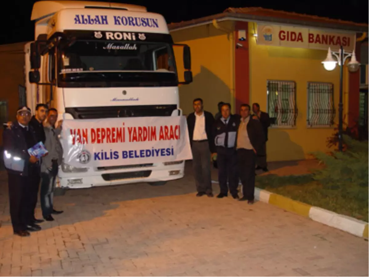 Kilis\'ten Van\'a 4 Kamyon Yardım Malzemesi