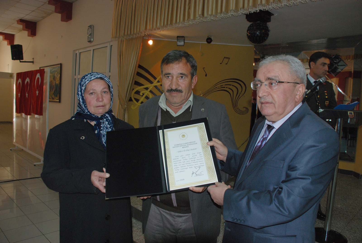 Şehit Ailesi ile Gaziye Övünç Madalyası
