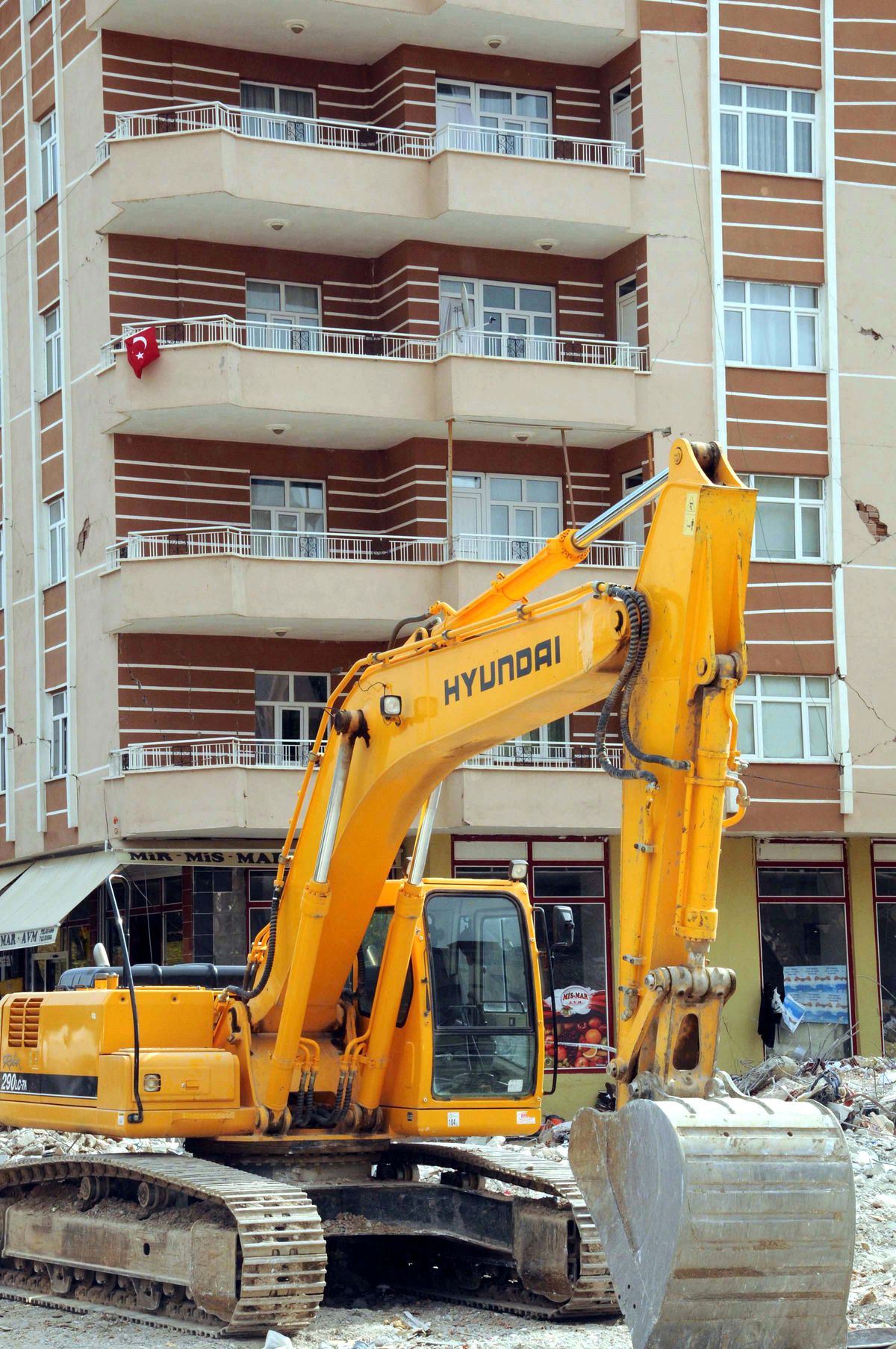 Türk Bayrağı Gölgesinde Acı Manzara