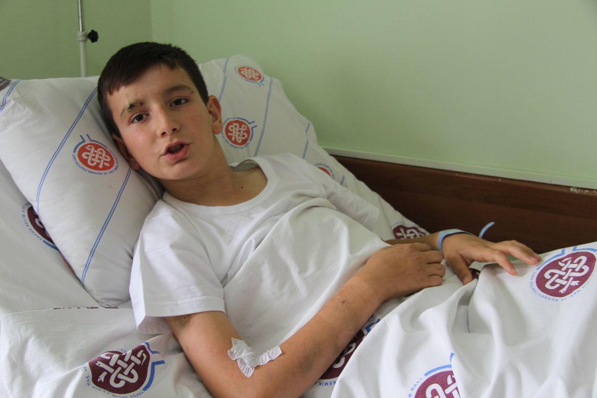 Van'daki Depremden Yaralı Kurtulan Küçük Berat: Babam Türkçe ve Rumca, Komşular da Kürtçe Ağıtlar Yakıyordu