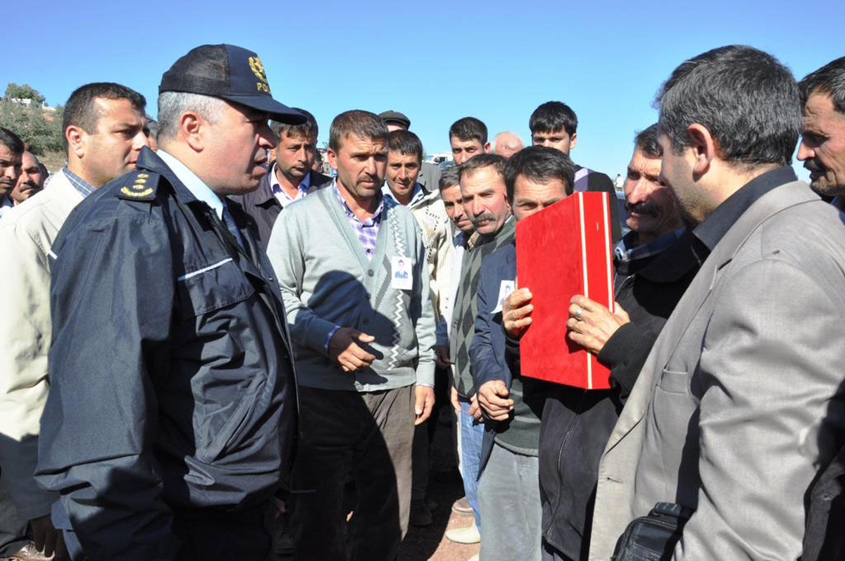 Depremde El Ele Ölen Polis ve Eşi Gözyaşlarıyla Uğurlandı