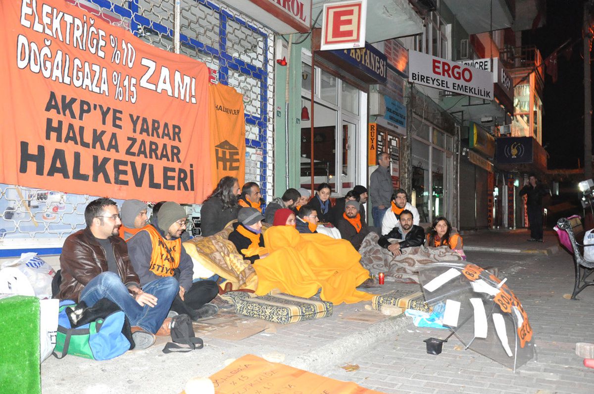 Elektrik ve Doğal Zammını Protesto İçin Oturma Eylemi