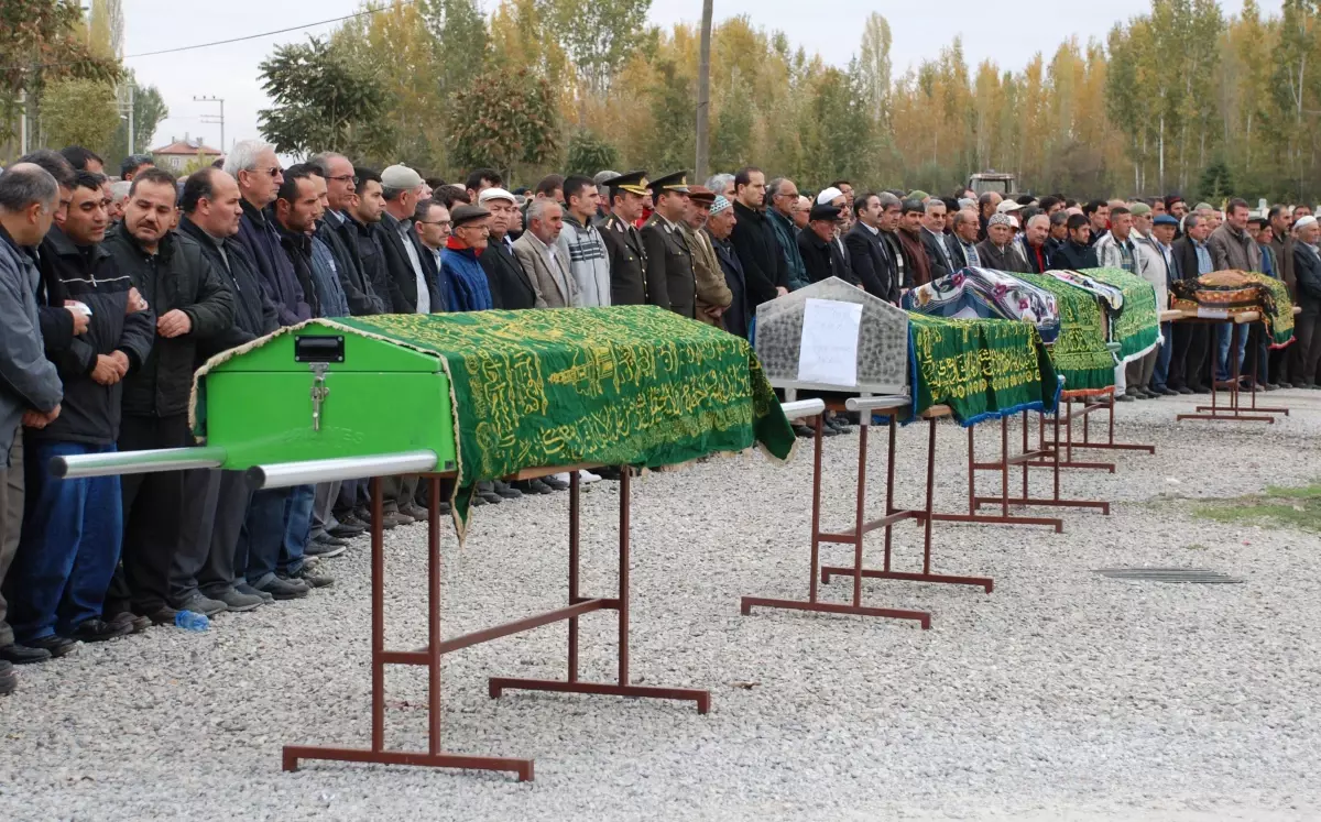 Polis Memuru ile 4 Yakını Kazada Öldü